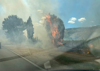 Veliki požar u mostarskom naselju Buna, pomaže i AirTractor