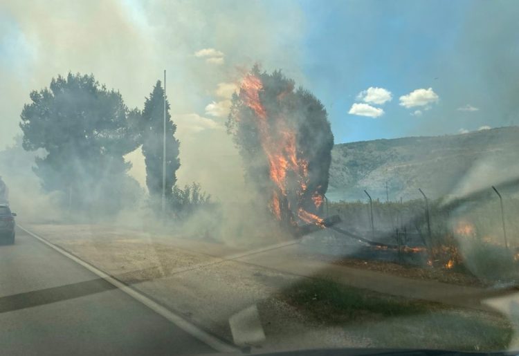 Veliki požar u mostarskom naselju Buna, pomaže i AirTractor