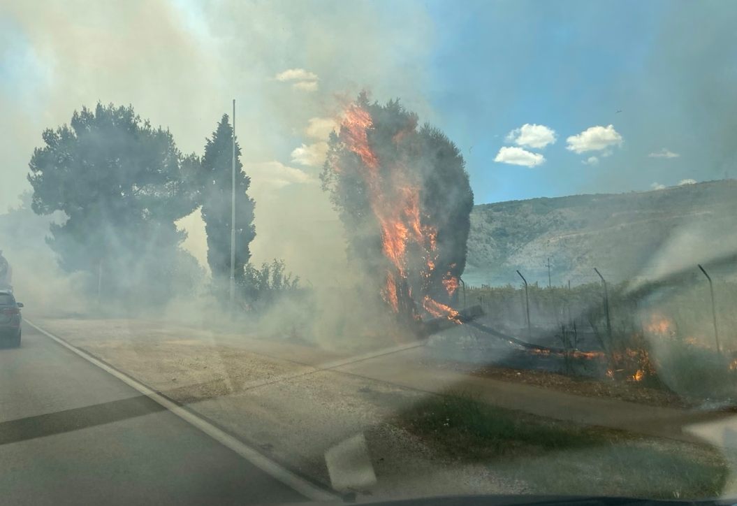 Veliki požar u mostarskom naselju Buna, pomaže i AirTractor