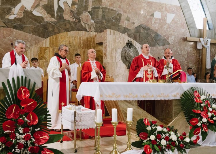 Široki Brijeg: Pomoćni biskup na Kočerinu krizmao 70 krizmanika