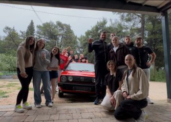 Maturanti u Čitluku profesoru poklonili automobil