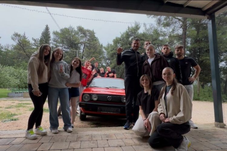Maturanti u Čitluku profesoru poklonili automobil