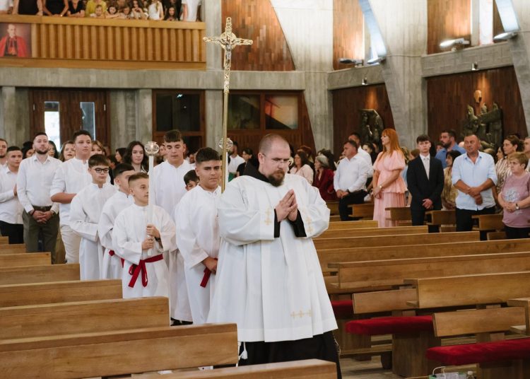 Široki Brijeg: Pomoćni biskup na Kočerinu krizmao 70 krizmanika