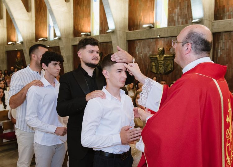 Široki Brijeg: Pomoćni biskup na Kočerinu krizmao 70 krizmanika
