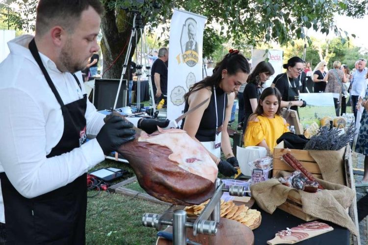 Trnjak Fest u Ljubuškom okupio rekordnih 30 vinarija i brojne ljubitelje vina