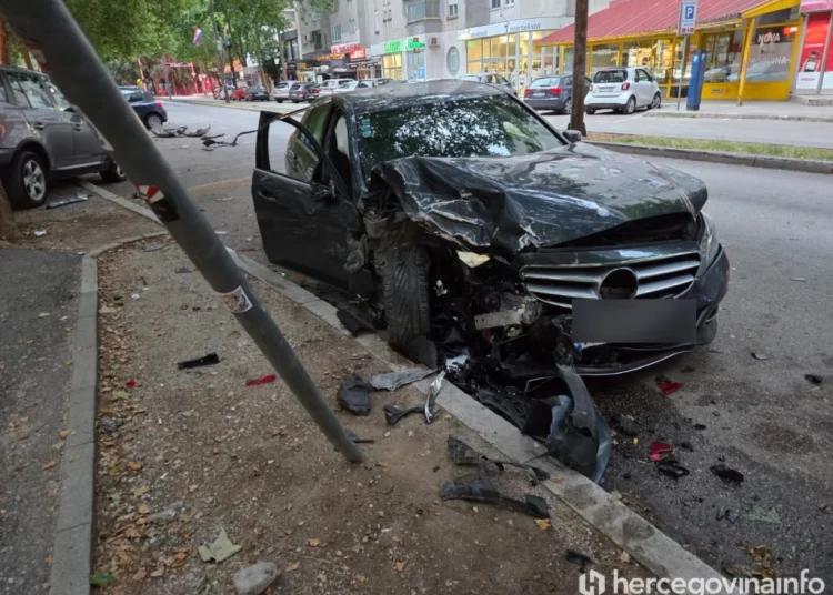 Kaos u Mostaru: Mercedesom oštetio niz parkiranih automobila