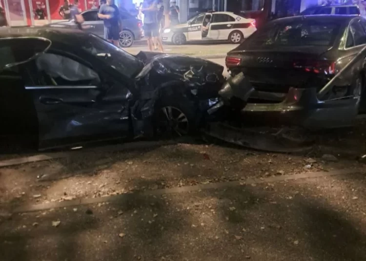 Kaos u Mostaru: Mercedesom oštetio niz parkiranih automobila