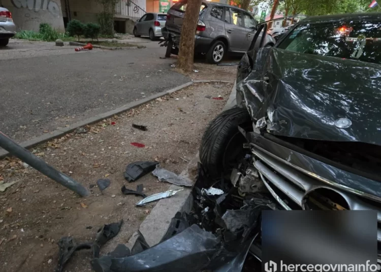 Kaos u Mostaru: Mercedesom oštetio niz parkiranih automobila