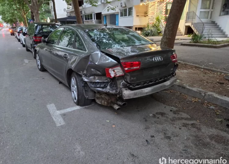 Kaos u Mostaru: Mercedesom oštetio niz parkiranih automobila