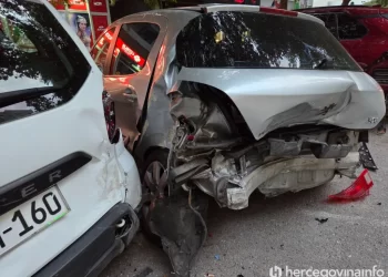 Kaos u Mostaru: Mercedesom oštetio niz parkiranih automobila