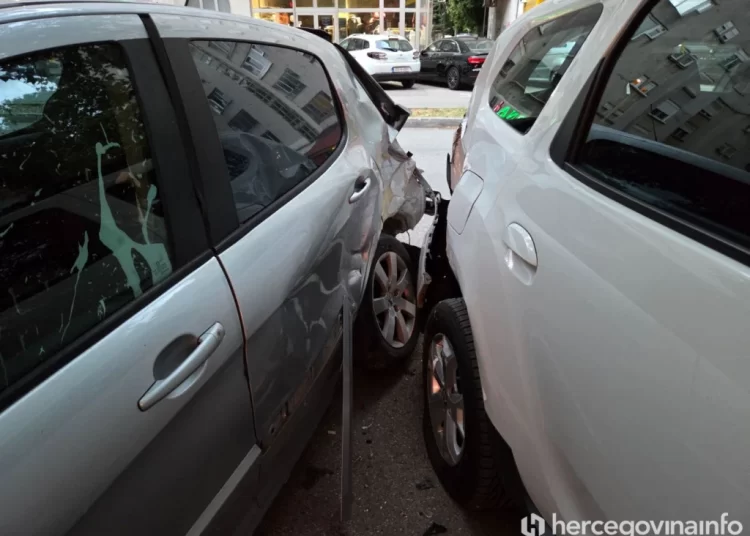 Kaos u Mostaru: Mercedesom oštetio niz parkiranih automobila