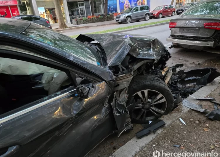 Kaos u Mostaru: Mercedesom oštetio niz parkiranih automobila