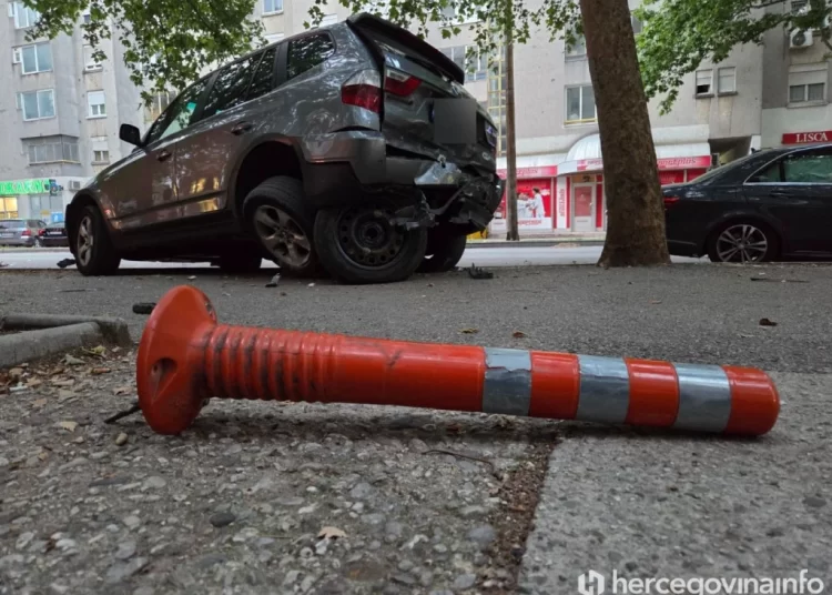 Kaos u Mostaru: Mercedesom oštetio niz parkiranih automobila