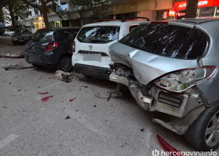 Kaos u Mostaru: Mercedesom oštetio niz parkiranih automobila