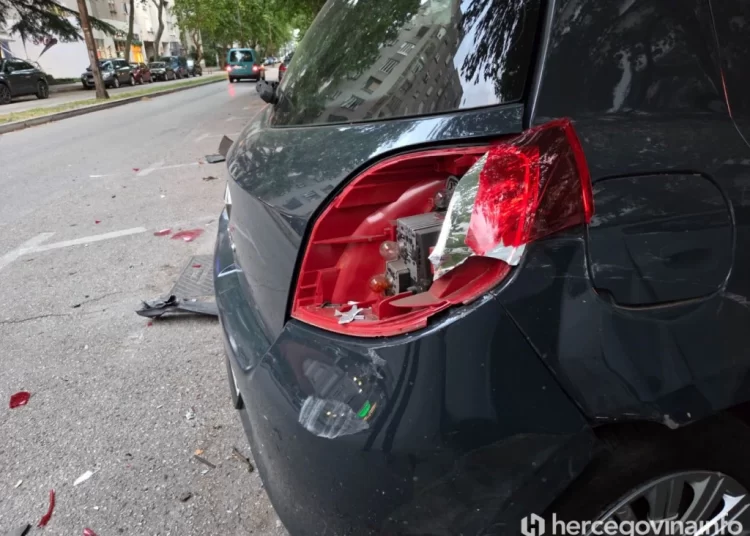 Kaos u Mostaru: Mercedesom oštetio niz parkiranih automobila