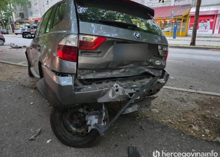 Kaos u Mostaru: Mercedesom oštetio niz parkiranih automobila