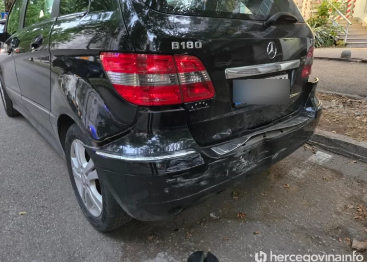 Kaos u Mostaru: Mercedesom oštetio niz parkiranih automobila