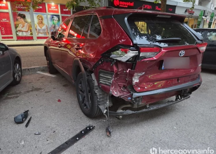 Kaos u Mostaru: Mercedesom oštetio niz parkiranih automobila