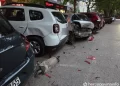 Kaos u Mostaru: Mercedesom oštetio niz parkiranih automobila