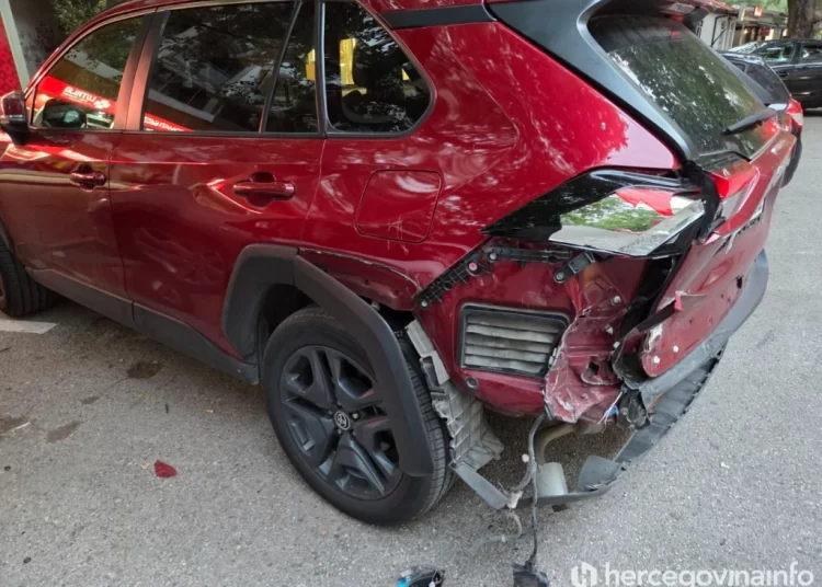 Kaos u Mostaru: Mercedesom oštetio niz parkiranih automobila
