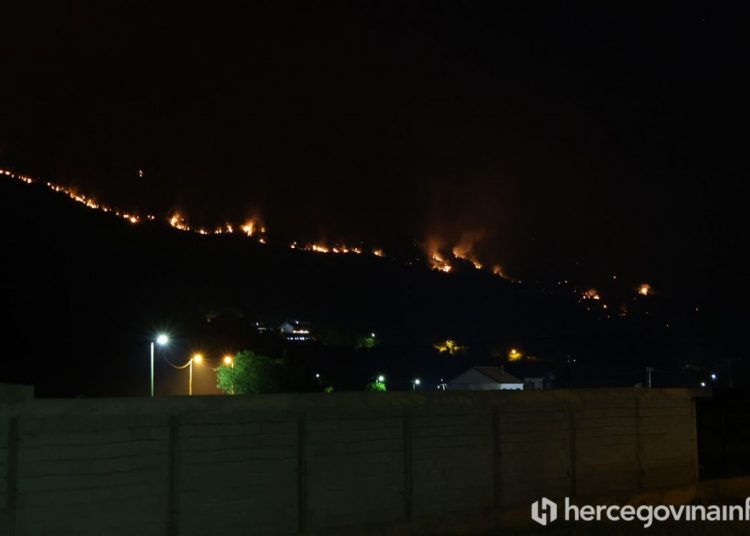 Požar kod Mostara stigao do prvih kuća u Malom Polju, vatrogasci i mještani spriječili katastrofu