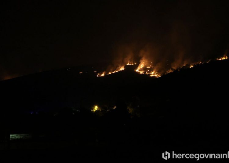 Požar kod Mostara stigao do prvih kuća u Malom Polju, vatrogasci i mještani spriječili katastrofu