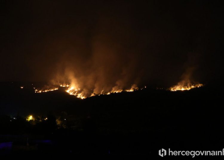 Požar kod Mostara stigao do prvih kuća u Malom Polju, vatrogasci i mještani spriječili katastrofu