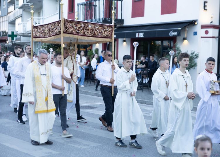 Tijelovska procesija okupila mnoštvo vjernika u Širokom Brijegu