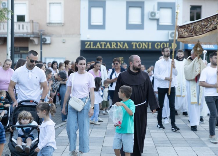 Tijelovska procesija okupila mnoštvo vjernika u Širokom Brijegu