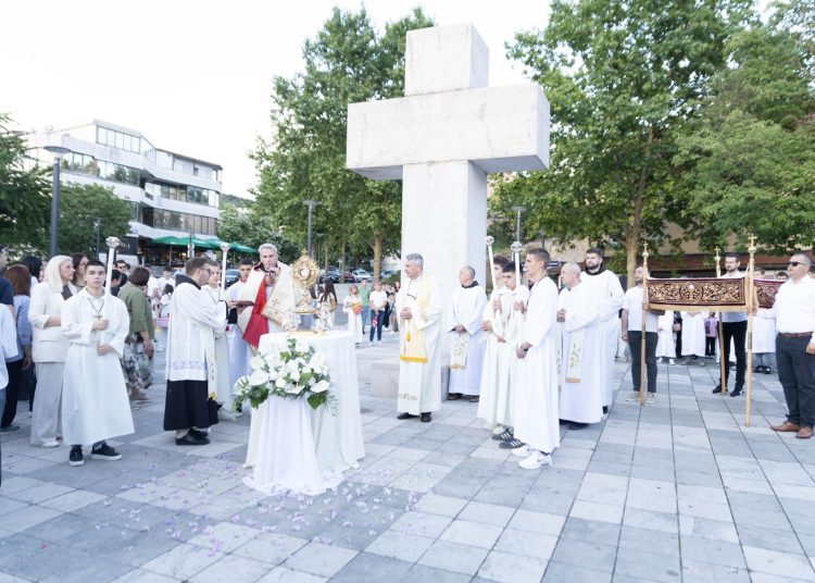 Tijelovska procesija okupila mnoštvo vjernika u Širokom Brijegu