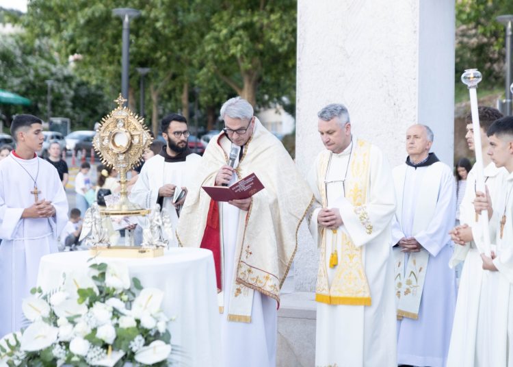Tijelovska procesija okupila mnoštvo vjernika u Širokom Brijegu
