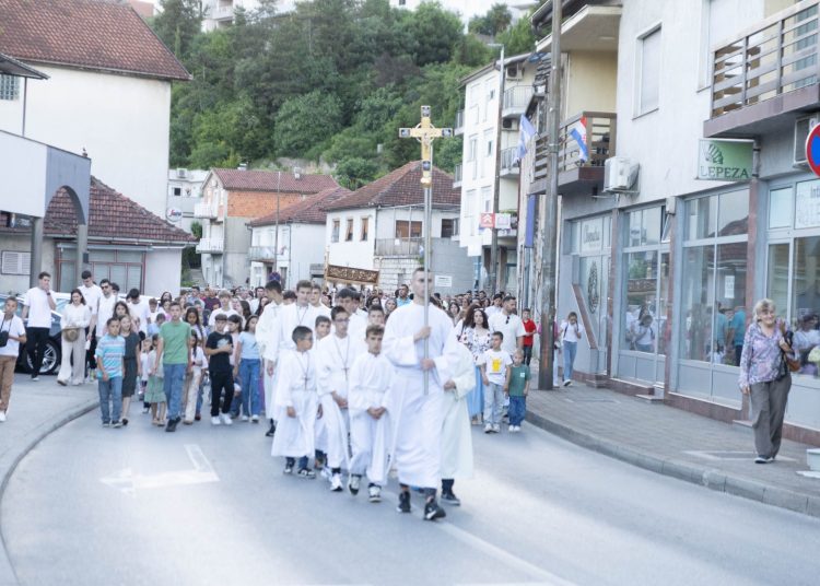 Tijelovska procesija okupila mnoštvo vjernika u Širokom Brijegu