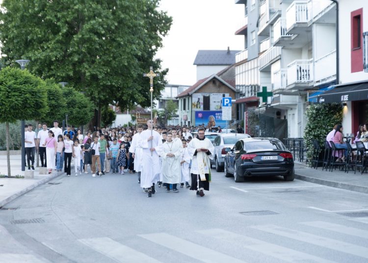 Tijelovska procesija okupila mnoštvo vjernika u Širokom Brijegu