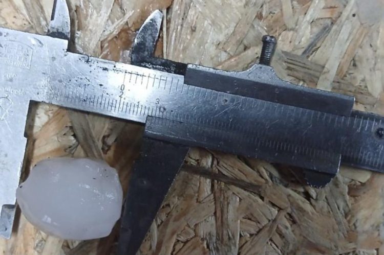 (VIDEO) Mještani ovog hercegovačkog grada ovo ne pamte: Led promjera 4 cm
