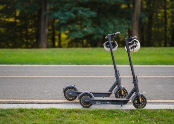 Električni romobili u BiH uskoro bi mogli dobiti jasna pravila: Uvode se kacige, dobna granica i kazne