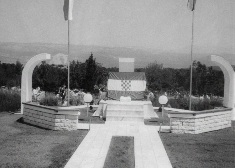 Iz prošlosti: Otkrivanje spomenika žrtvama rata na Dužicama 1991.