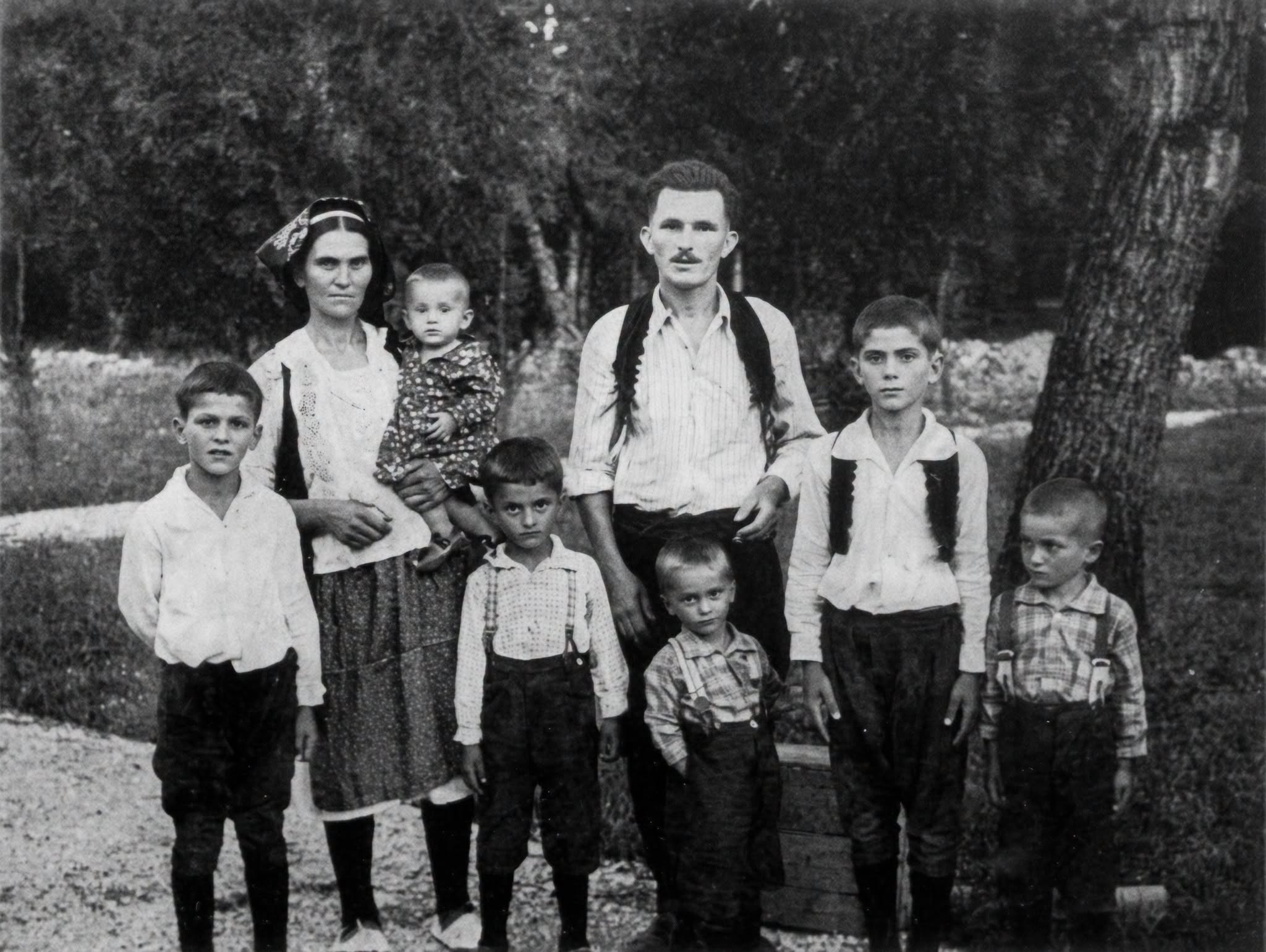 Zašto je šest sinova značilo put u siromaštvo? Jedna fotografija iz prošlosti Širokog Brijega ispričala sudbinu cijele Hercegovine Zašto je šest sinova značilo put u siromaštvo? Jedna fotografija iz prošlosti Širokog Brijega ispričala sudbinu cijele Hercegovine