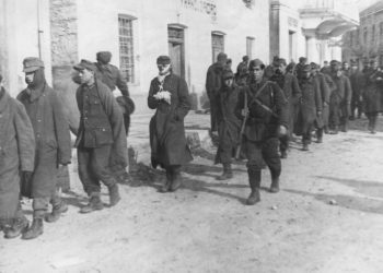 Široki Brijeg 1945.: Kolona zarobljenih njemačkih vojnika u centru grada