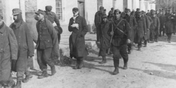 Široki Brijeg 1945.: Kolona zarobljenih njemačkih vojnika u centru grada