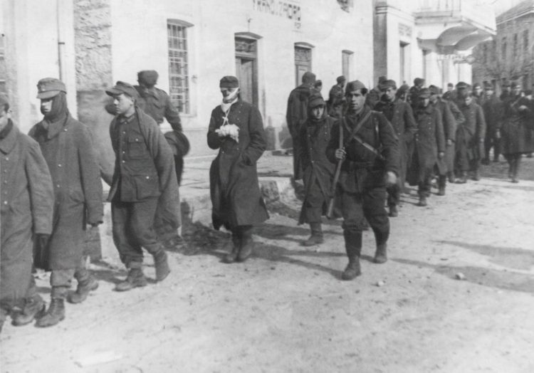 Široki Brijeg 1945.: Kolona zarobljenih njemačkih vojnika u centru grada