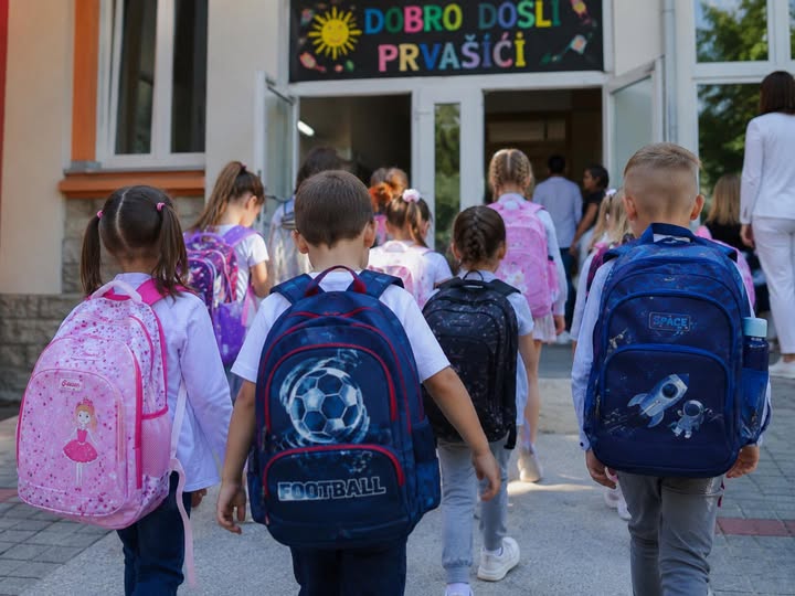 Općina Grude daruje prvašiće: Besplatne školske torbe i pribor za 144 učenika
