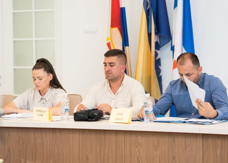 Široki Brijeg: Vijećnici jednoglasno usvojili odluke o dobiti Vodovoda, gradskim nekretninama i dodjeli Zlatnih plaketa