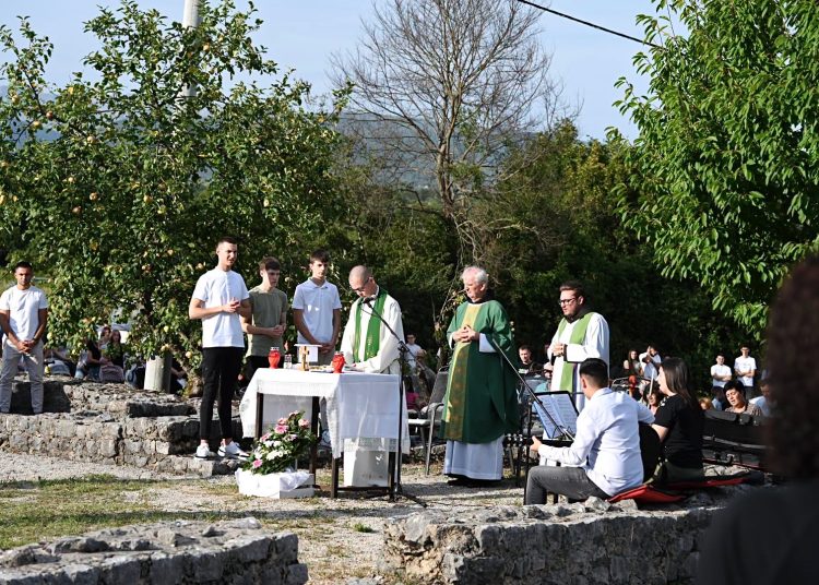 Sveta misa na Crkvini u Mokrom: Fra Jozo Grbeš istaknuo važnost mudrosti i tišine