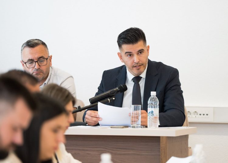 Široki Brijeg: Vijećnici jednoglasno usvojili odluke o dobiti Vodovoda, gradskim nekretninama i dodjeli Zlatnih plaketa