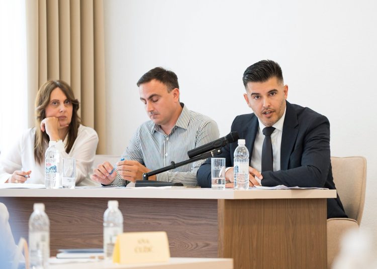 Široki Brijeg: Vijećnici jednoglasno usvojili odluke o dobiti Vodovoda, gradskim nekretninama i dodjeli Zlatnih plaketa
