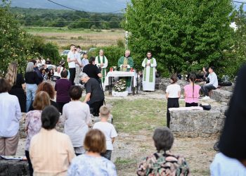 Sveta misa na Crkvini u Mokrom: Fra Jozo Grbeš istaknuo važnost mudrosti i tišine