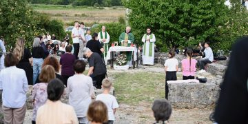 Sveta misa na Crkvini u Mokrom: Fra Jozo Grbeš istaknuo važnost mudrosti i tišine