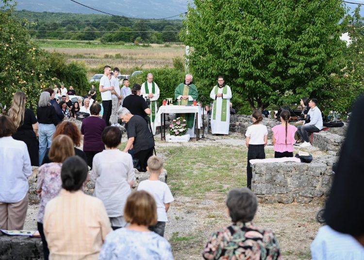 Sveta misa na Crkvini u Mokrom: Fra Jozo Grbeš istaknuo važnost mudrosti i tišine
