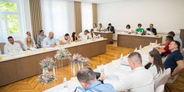 Široki Brijeg: Vijećnici jednoglasno usvojili odluke o dobiti Vodovoda, gradskim nekretninama i dodjeli Zlatnih plaketa