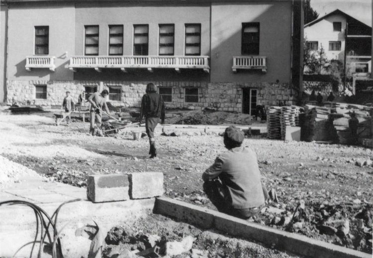 Široki Brijeg 1985.: Uređivanje centra i trga koji će kasnije nositi ime Gojka Šuška